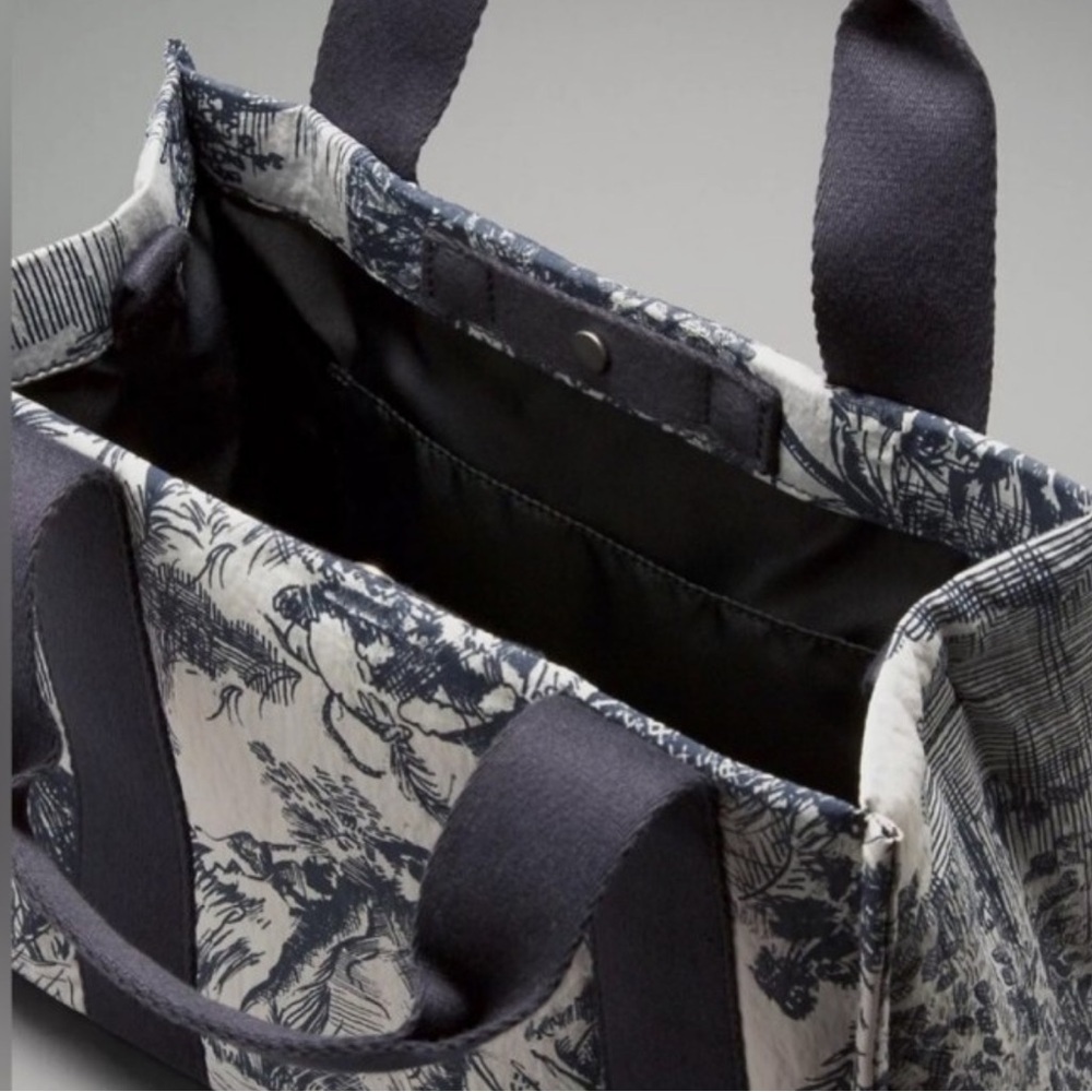 Lululemon RARE Mini Tote Print in Sketch Turtledove Navy/Obsidian 4.5L - Picture 4 of 7